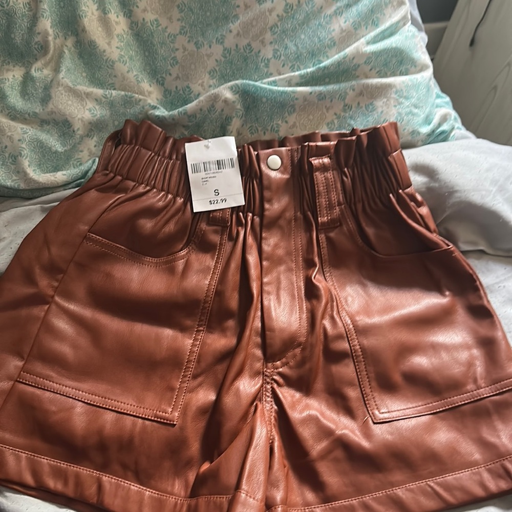 Short woven camel